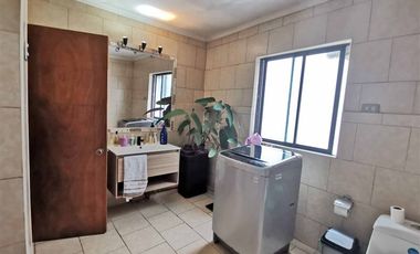 Amplia casa, vista al mar ,LyC 4 dormitorios,2 baños, patio