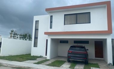 CASA EN VENTA JUNTO A CASA CLUB CON  ALBERCA EN EL FRACC.LAS HIGUERAS