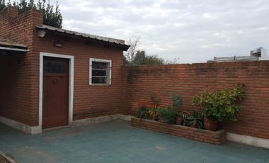 Casa lista para habitar, tipo chalet en zona Colón