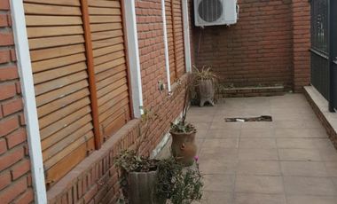 Casa lista para habitar, tipo chalet en zona Colón