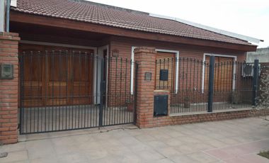 Casa lista para habitar, tipo chalet en zona Colón