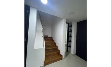 SE VENDE CASA DE DOS PISOS EN ZONA NORTE DE MONTERA