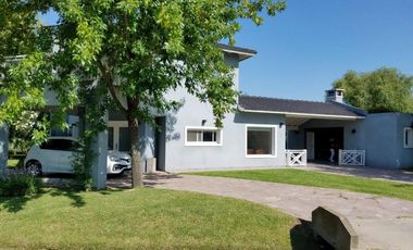 Importante casa estilo Campo en Haras del Sur 1