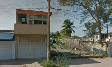 Local Comercial con Oficinas y Terreno en venta sobre la Av. Transistmica.