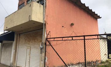 Local Comercial con Oficinas y Terreno en venta sobre la Av. Transistmica.