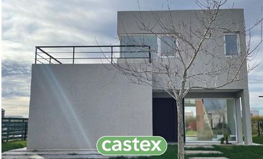 Casa de diseño con fondo libre y tres dormitorios en alquiler en Puertos, Araucarias