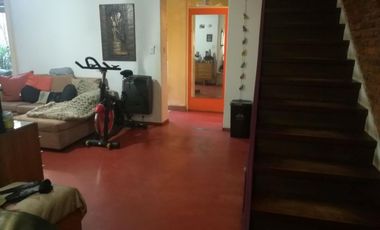 OPORTUNIDAD PRECIOSO DUPLEX 3 AMBIENTES CON  COCHERA JARDIN Y PATIO