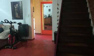 OPORTUNIDAD PRECIOSO DUPLEX 3 AMBIENTES CON  COCHERA JARDIN Y PATIO