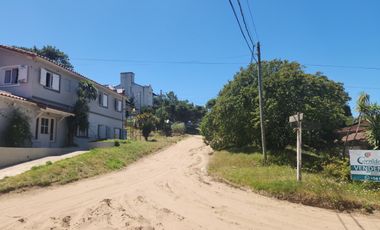 Casa mas Dos Lotes en Ostende: Oportunidad Residencial en Alverdi esquina Moreno
