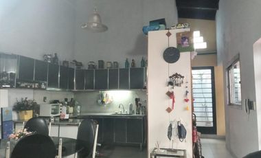 VENDE PH al frente 3 amb. con jardín y garaje. En Remedios de Escalada