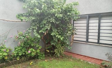 VENDE PH al frente 3 amb. con jardín y garaje. En Remedios de Escalada