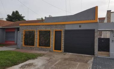 VENDE PH al frente 3 amb. con jardín y garaje. En Remedios de Escalada
