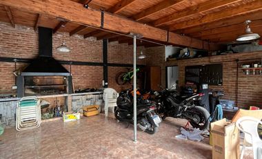 Chalet con dpto en venta