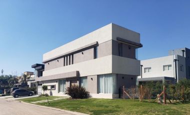 VENTA CASA 5 AMB CON PILETA   BRISAS DE ADROGUE