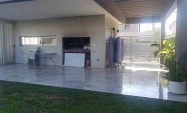 VENTA CASA 5 AMB CON PILETA   BRISAS DE ADROGUE