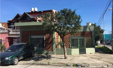 LAVALLOL 105, esquina GALLI, Isidro Casanova