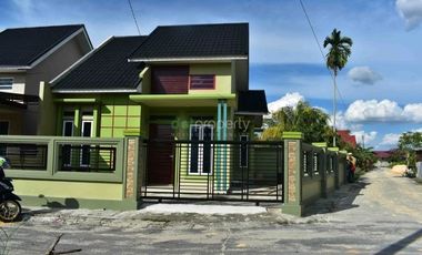 RUMAH SIAP HUNI DI JL PAUS ,POSISI DI HOOK