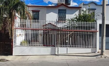 Casa en Venta  en Paseos de Chihuahua, con Recámara en Planta Baja.