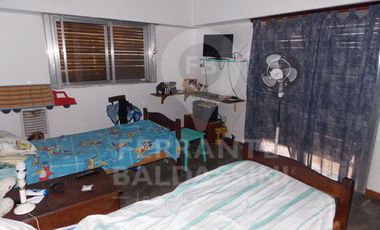 BURZACO. EXCELENTE CASA. AMPLIA, CONFORTABLE DE 2 PLANTAS. LOCAL AL FRENTE DE OPTIMA CALIDAD ( RENTABLE). IDEAL PARA FAMILIA GRANDE O 2 FAMILIAS. APTO