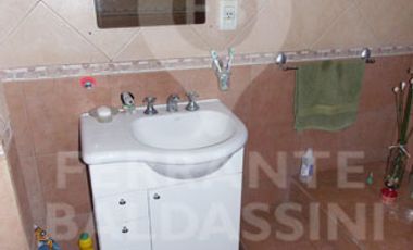 BURZACO. EXCELENTE CASA. AMPLIA, CONFORTABLE DE 2 PLANTAS. LOCAL AL FRENTE DE OPTIMA CALIDAD ( RENTABLE). IDEAL PARA FAMILIA GRANDE O 2 FAMILIAS. APTO