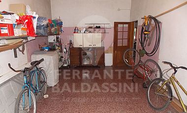 BURZACO. EXCELENTE CASA. AMPLIA, CONFORTABLE DE 2 PLANTAS. LOCAL AL FRENTE DE OPTIMA CALIDAD ( RENTABLE). IDEAL PARA FAMILIA GRANDE O 2 FAMILIAS. APTO