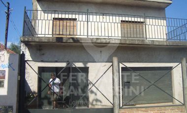 BURZACO. EXCELENTE CASA. AMPLIA, CONFORTABLE DE 2 PLANTAS. LOCAL AL FRENTE DE OPTIMA CALIDAD ( RENTABLE). IDEAL PARA FAMILIA GRANDE O 2 FAMILIAS. APTO