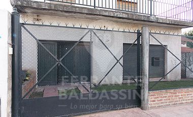 BURZACO. EXCELENTE CASA. AMPLIA, CONFORTABLE DE 2 PLANTAS. LOCAL AL FRENTE DE OPTIMA CALIDAD ( RENTABLE). IDEAL PARA FAMILIA GRANDE O 2 FAMILIAS. APTO