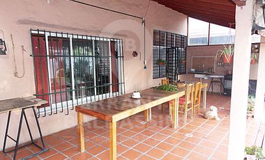 BURZACO. EXCELENTE CASA. AMPLIA, CONFORTABLE DE 2 PLANTAS. LOCAL AL FRENTE DE OPTIMA CALIDAD ( RENTABLE). IDEAL PARA FAMILIA GRANDE O 2 FAMILIAS. APTO