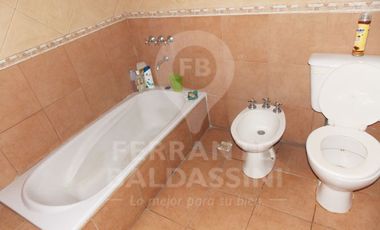 BURZACO. EXCELENTE CASA. AMPLIA, CONFORTABLE DE 2 PLANTAS. LOCAL AL FRENTE DE OPTIMA CALIDAD ( RENTABLE). IDEAL PARA FAMILIA GRANDE O 2 FAMILIAS. APTO