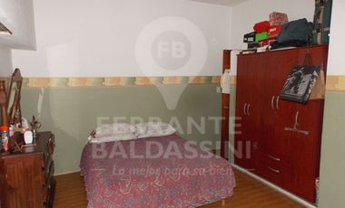 BURZACO. EXCELENTE CASA. AMPLIA, CONFORTABLE DE 2 PLANTAS. LOCAL AL FRENTE DE OPTIMA CALIDAD ( RENTABLE). IDEAL PARA FAMILIA GRANDE O 2 FAMILIAS. APTO