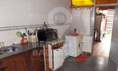 BURZACO. EXCELENTE CASA. AMPLIA, CONFORTABLE DE 2 PLANTAS. LOCAL AL FRENTE DE OPTIMA CALIDAD ( RENTABLE). IDEAL PARA FAMILIA GRANDE O 2 FAMILIAS. APTO