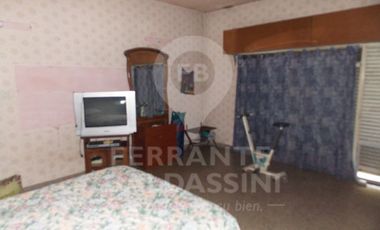 BURZACO. EXCELENTE CASA. AMPLIA, CONFORTABLE DE 2 PLANTAS. LOCAL AL FRENTE DE OPTIMA CALIDAD ( RENTABLE). IDEAL PARA FAMILIA GRANDE O 2 FAMILIAS. APTO