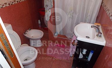 BURZACO. EXCELENTE CASA. AMPLIA, CONFORTABLE DE 2 PLANTAS. LOCAL AL FRENTE DE OPTIMA CALIDAD ( RENTABLE). IDEAL PARA FAMILIA GRANDE O 2 FAMILIAS. APTO