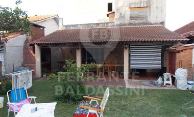 BURZACO. EXCELENTE CASA. AMPLIA, CONFORTABLE DE 2 PLANTAS. LOCAL AL FRENTE DE OPTIMA CALIDAD ( RENTABLE). IDEAL PARA FAMILIA GRANDE O 2 FAMILIAS. APTO