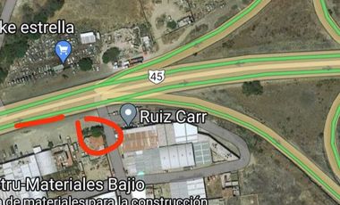 Local comercial sobre la carretera libre Celaya - Querétaro en esquina