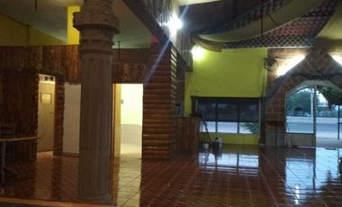 Local comercial sobre la carretera libre Celaya - Querétaro en esquina