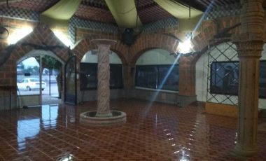 Local comercial sobre la carretera libre Celaya - Querétaro en esquina