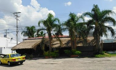 Local comercial sobre la carretera libre Celaya - Querétaro en esquina