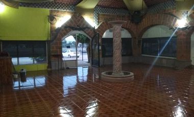 Local comercial sobre la carretera libre Celaya - Querétaro en esquina