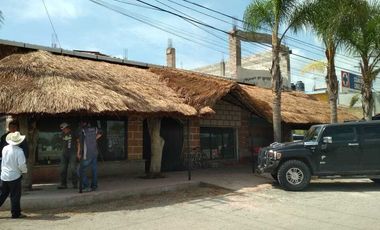 Local comercial sobre la carretera libre Celaya - Querétaro en esquina