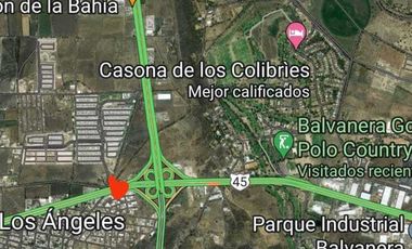 Local comercial sobre la carretera libre Celaya - Querétaro en esquina