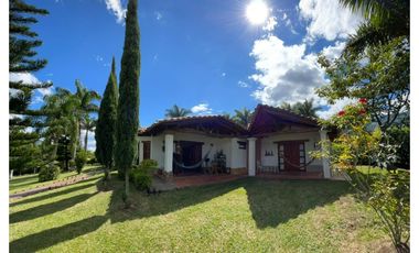 Venta de moderna FINCA con jacuzzi en El Noral, Copacabana.
