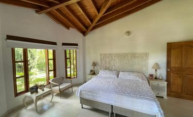 Venta de moderna FINCA con jacuzzi en El Noral, Copacabana.