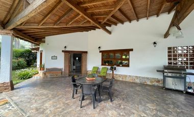 Venta de moderna FINCA con jacuzzi en El Noral, Copacabana.
