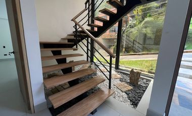 casa en arriendo en poblado. Cod A60131