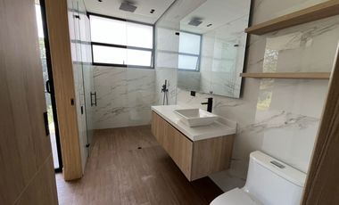 casa en arriendo en poblado. Cod A60131