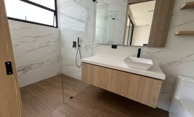 casa en arriendo en poblado. Cod A60131