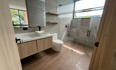 casa en arriendo en poblado. Cod A60131