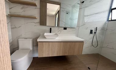 casa en arriendo en poblado. Cod A60131