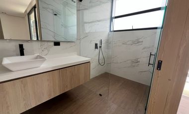 casa en arriendo en poblado. Cod A60131